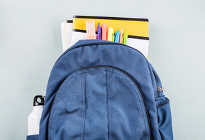 The blue school bag contains various pens and notebooks.（蓝色书包里面装有各种笔和笔记本。）（小图使用版）.jpg